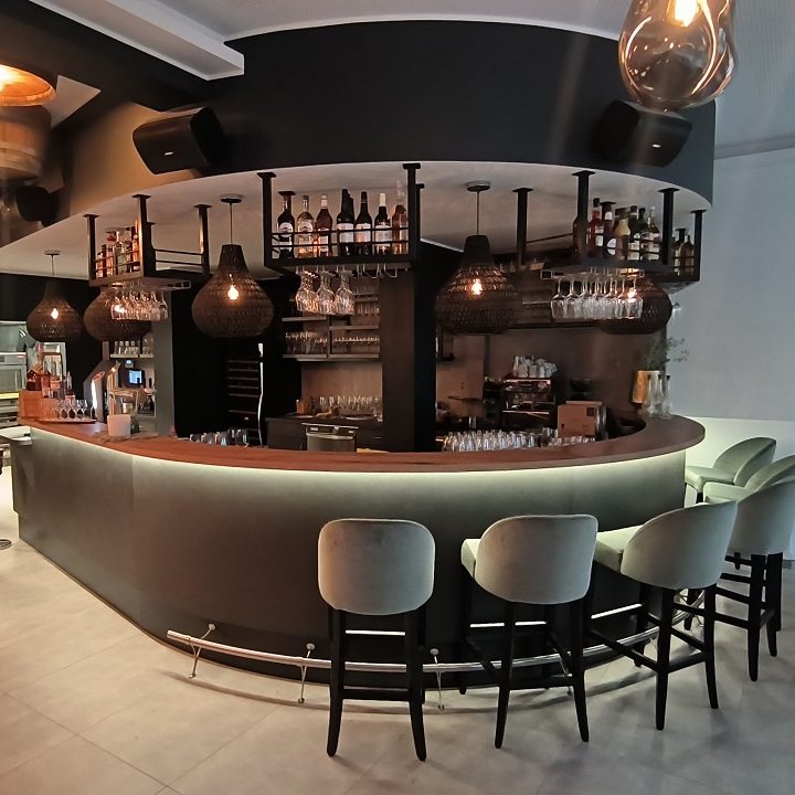 Moderner Thekenbau, Gaststättentheke, Gaststätteneinrichtung, Bistroeinrichtung, Bistrotheke