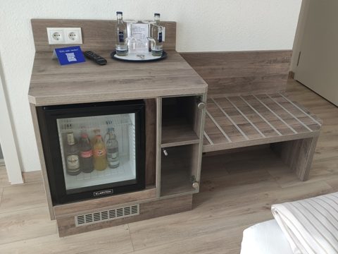 Minibar Hotelzimmereinrichtung, Hotelsuite Badezimmereinrichtung, Hotelzimmereinrichtung, Hoteleinrichtung,  Hotelbau, Hotelzimmerrenovierung, Renovierung Hotelzimmer, Hotelrenovierung, Hoteleinrichtung