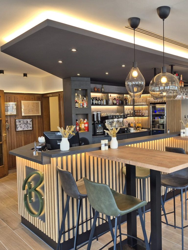 Thekenbau, Theke bauen lassen, Gastroeinrichtung, Gaststätteneinrichtung, Restauranteinrichtung, Thekenbau Alpenstile, Bistroeinrichtung, Hoteltheken, Hotelbau